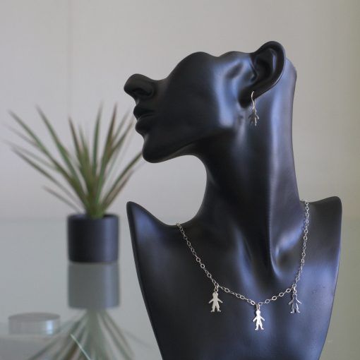 Nunki - Kombination av halsband, berlock och örhängen. Glansig sterling silver med ringar och tre barn siluetter.