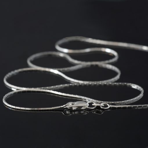 Vela: Halsband sterling silver, liten länk, med glansig finish.