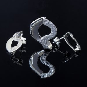 Antares: Glansiga och randiga kombination av sterling silver örhängen och berlock med ojämn form