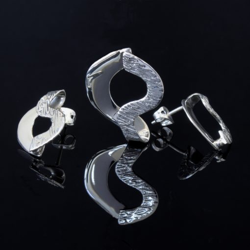 Antares: Glansiga och randiga kombination av sterling silver örhängen och berlock med ojämn form