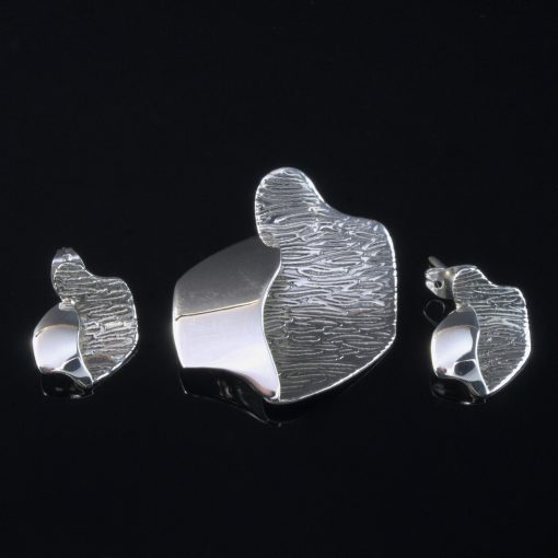 Atria: Örhängen och berlock med ojämt form. Randig finish och sterling silver material.