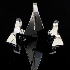 Bellatrix: Kombination av berlock och örhängen, triangel med glansig silver finish