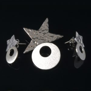 Carina: Örhängen och berlock med stjärnor och cirklar form. Med borstad och hamrad finish. Material är sterling silver.
