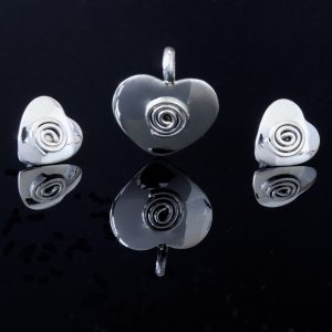 Isar: kombination av berlock och örhängen, hjärta med spiral, glansig silver finish