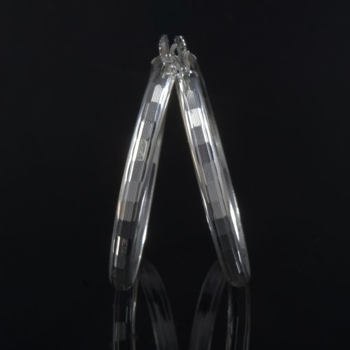 Aro Bello: Örhängen med små linjer längs orhänger och kantiga. De är gjorda av sterling silver.