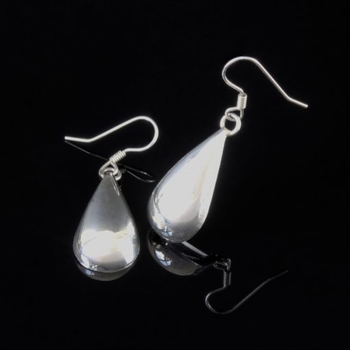 Droppe: Örhänge med droppe form gjorda av sterling silver och glansig finish.