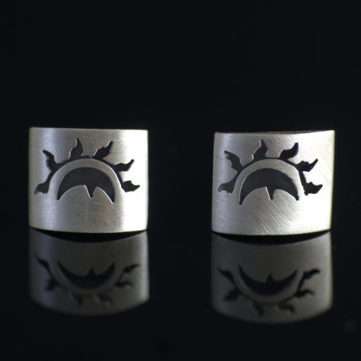 Eclipse: Månen och solen örhängen. Borstade. De är gjorda av sterling silver.