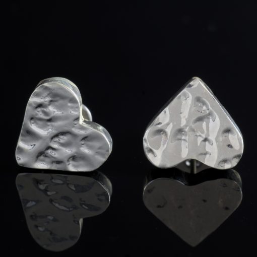 Gliese: örhängen sterlingsilver, hjärta med hamrad silver finish