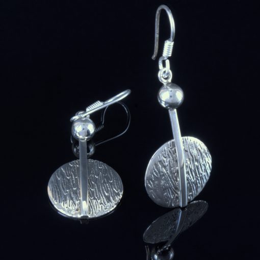 Lyra: Randiga örhängen gjord av sterling silver.